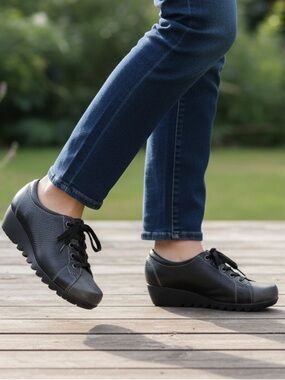 Munro Black Leather American Dakota Lace Up Wedge Sneakers Size 8